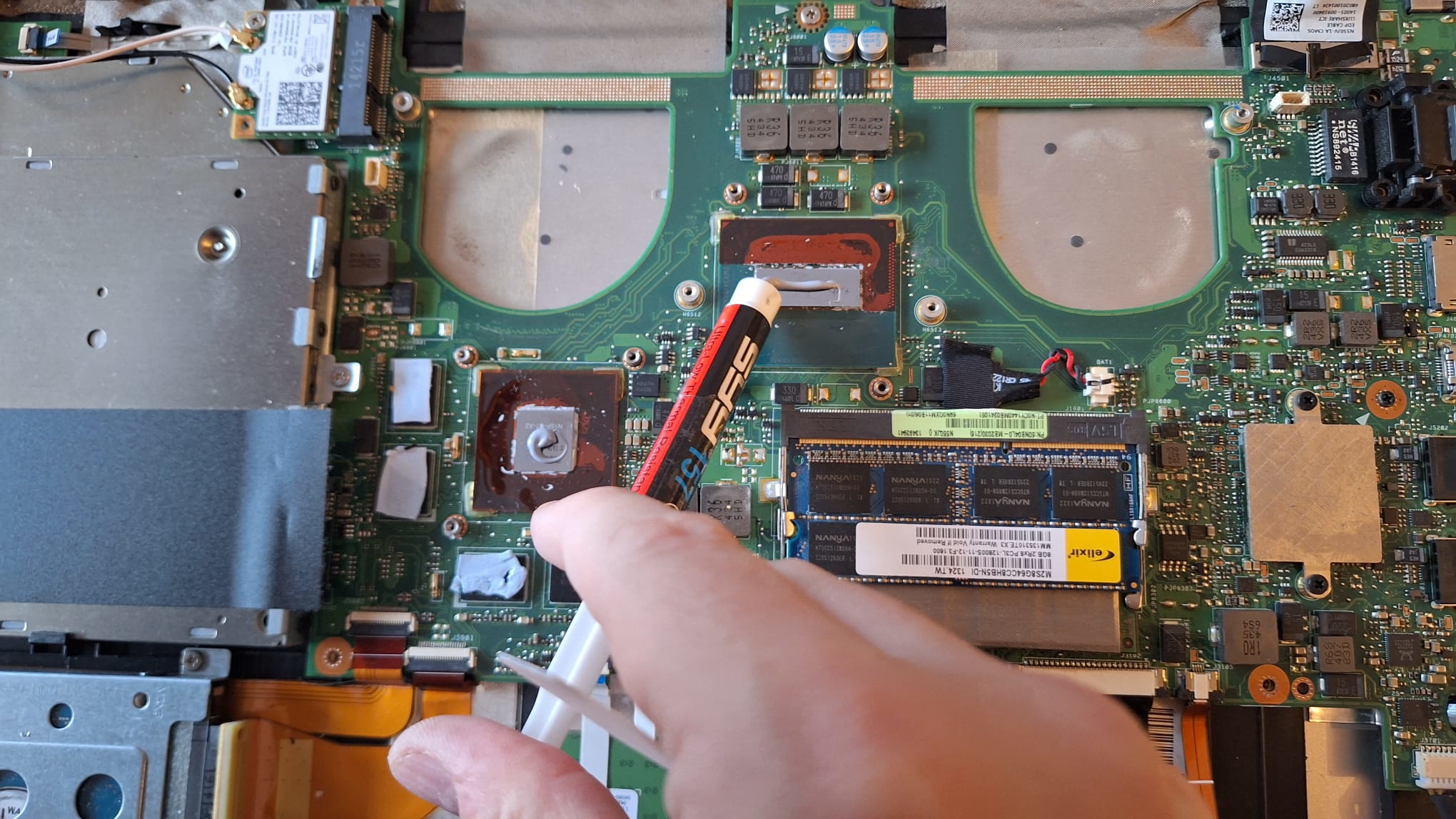 Applying thermal paste
